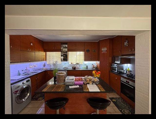 3 BEDROOM HOUSE FOR SALE IN VAN RIEBEECK PARK